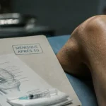 Opération du ménisque après 50 ans : genou sur table d’examen et dossier médical
