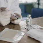 Piqures anti inflammatoires : seringue et comprimés