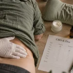CBD mal de dos : massage du bas du dos et baume